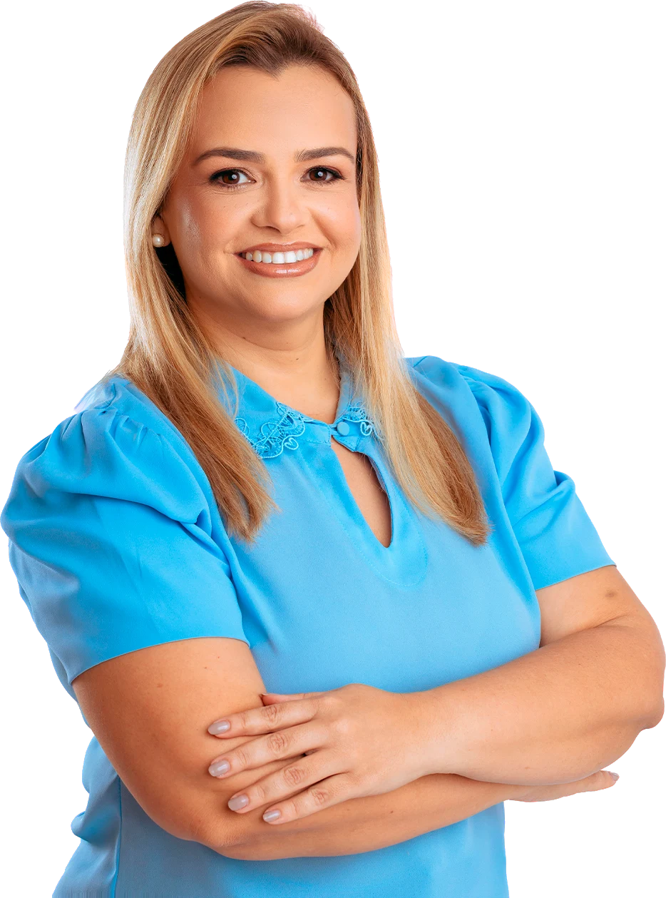 Paulinha Braga, candidata a deputada estadual por Itapipoca, de braços cruzados, sorrindo